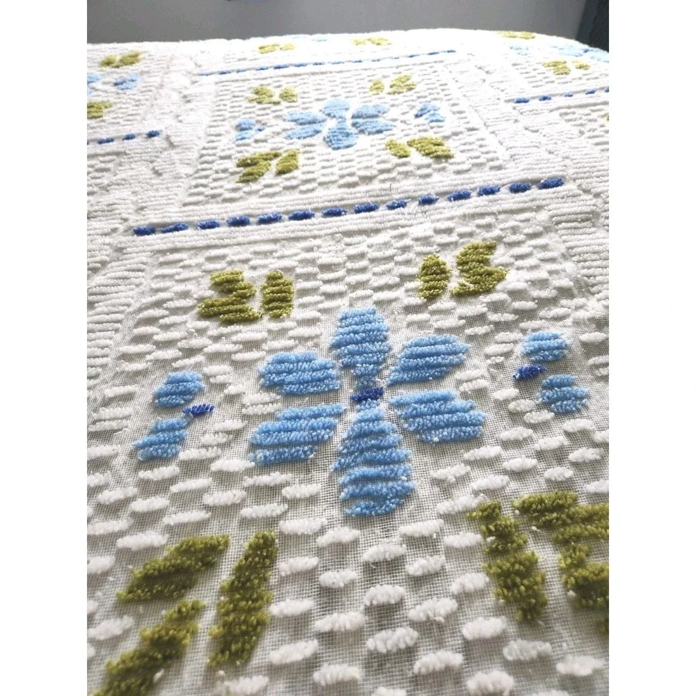 Vintage Chenille Tufted Floral Daisy Queen Bedspread Flowers White Blue Georgian